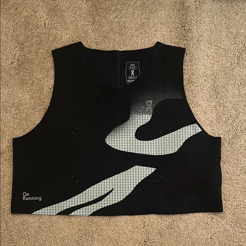 Women’s On Running Monochrome Graphic Crop Top